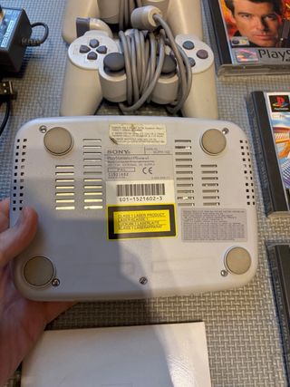 Consola PS One + 2 mandos + 3 juegos