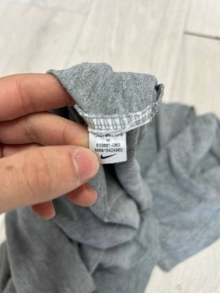 T-shirt Nike grigia con logo