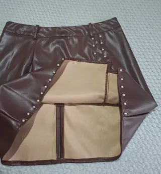 Falda marrón efecto piel con perlas