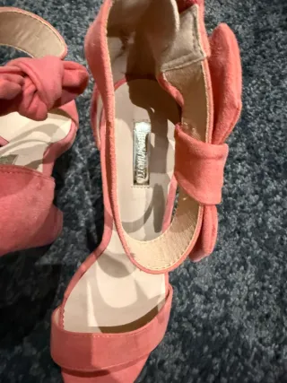 Sandalias tacón salmón lazo