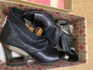 Sandalias tacón metálico negro