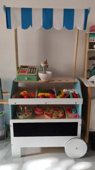 Mercado de madera con accesorios