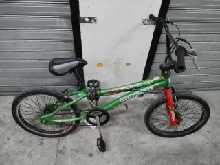 Bicicleta BMX Verde y Roja