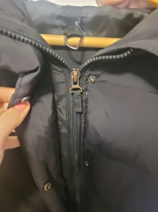 Abrigo acolchado Zara negro con cinturón