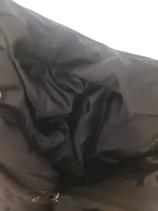 Abrigo acolchado Zara negro con cinturón