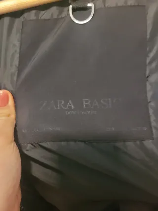 Abrigo acolchado Zara negro con cinturón