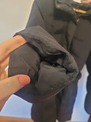 Abrigo acolchado Zara negro con cinturón