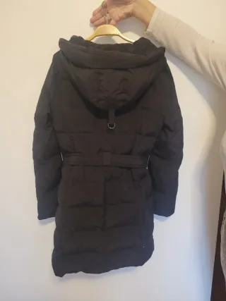 Abrigo acolchado Zara negro con cinturón