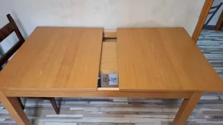 Mesa de comedor de madera con sillas