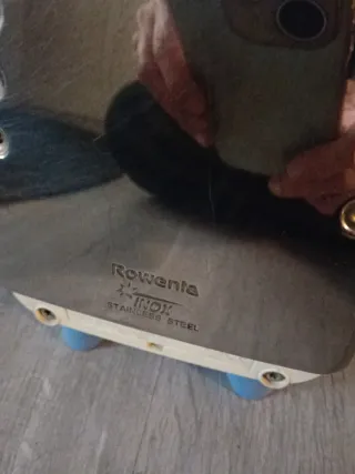 Plancha de ropa azul