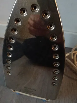 Plancha de ropa azul