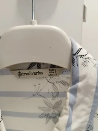 Camisa Stradivarius Rayas Flores Talla S