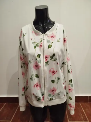 Chaqueta fina con estampado floral