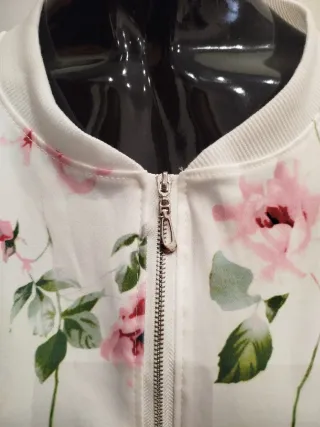 Chaqueta fina con estampado floral