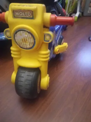 Moto correpasillos Molto amarilla