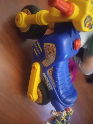 Moto correpasillos Molto amarilla