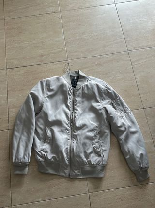 Chaqueta bomber blanca gris
