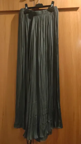 Falda larga gris plisada