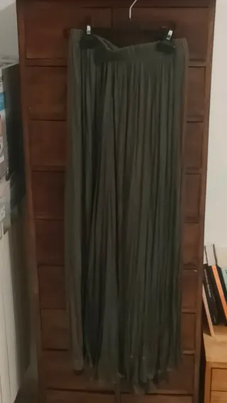Falda larga gris plisada