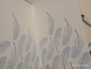 Libreta nueva azul con plumas y goma