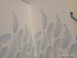 Libreta nueva azul con plumas y goma