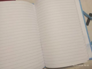 Libreta nueva azul con plumas y goma