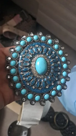 Hebilla de cinturón azul con piedras turquesa