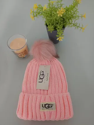 Gorro UGG Rosa con Pompón