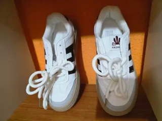 Zapatillas deportivas blancas y marrones