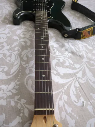 Guitarra Eléctrica Legend Verde oscuro. Año 1996.