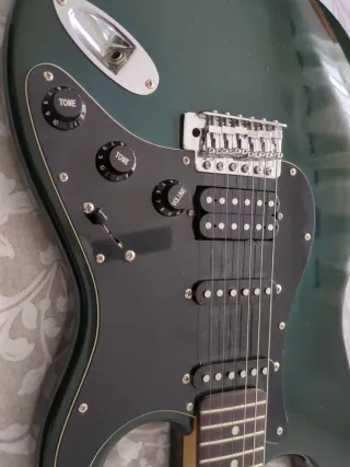 Guitarra Eléctrica Legend Verde oscuro. Año 1996.