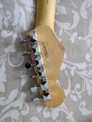 Guitarra Eléctrica Legend Verde oscuro. Año 1996.