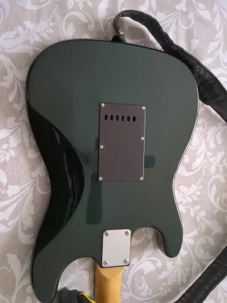 Guitarra Eléctrica Legend Verde oscuro. Año 1996.