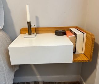 2 Mesitas de noche flotantes madera y blancas