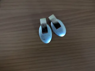 Pendientes dorados y blancos ovalados