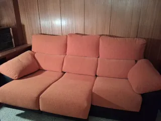 Sofà de menjador tapissos en tela.