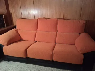 Sofà de menjador tapissos en tela.