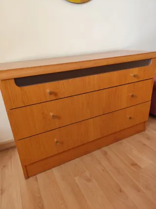 Armario de madera marrón