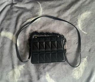 Bolso negro acolchado con cadena