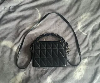 Bolso negro acolchado con cadena