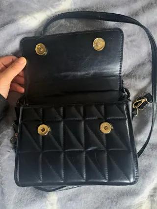 Bolso negro acolchado con cadena