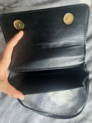 Bolso negro acolchado con cadena