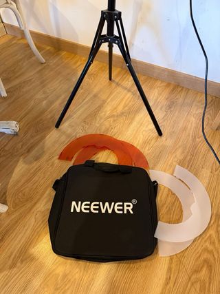 Foco LED Circular con Trípode NEEWER