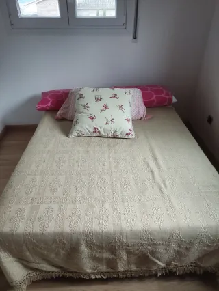 Cama 1.35x1.90 y somier con láminas de madera
