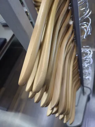 Lote 10 perchas madera