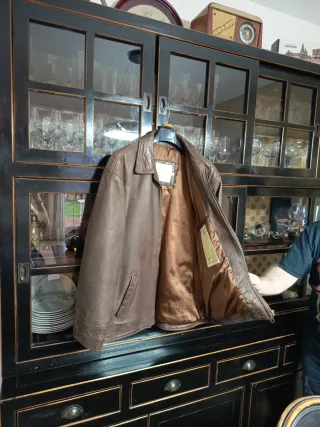 Cazadora de cuero marrón