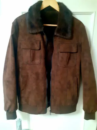 Cazadora tipo ante marrón chocolate.