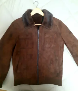 Cazadora tipo ante marrón chocolate.