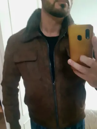 Cazadora tipo ante marrón chocolate.