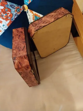 Dos vitrinas expositoras para dedales